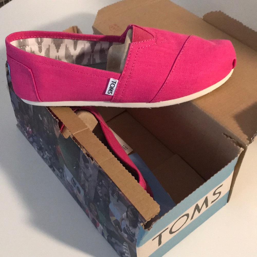 Toms pink women classic size 9. New with tags.